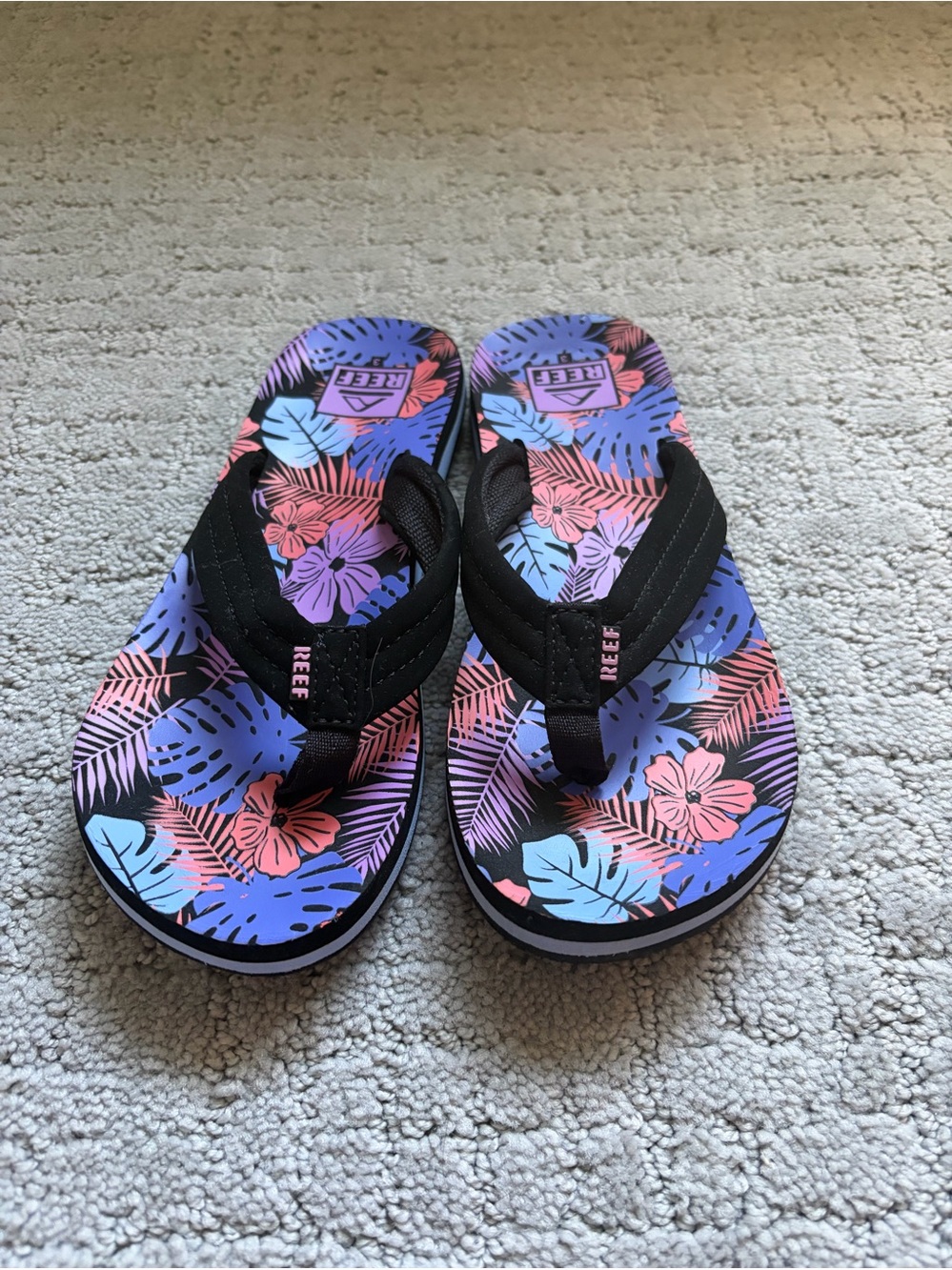 Reef Kids Flip Flops in Black with Pink & Blue Floral Print size 3 youth